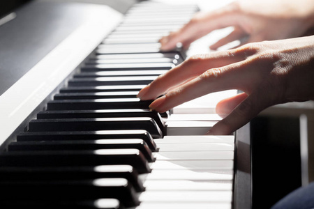 人彈鋼琴。特寫